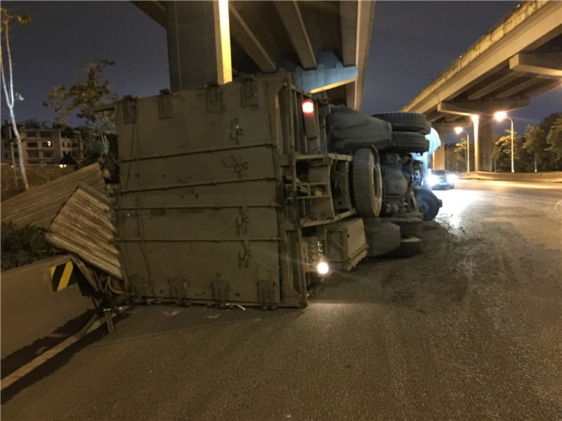 二环南路货车钢板突断侧翻 一车废铁撒落路面