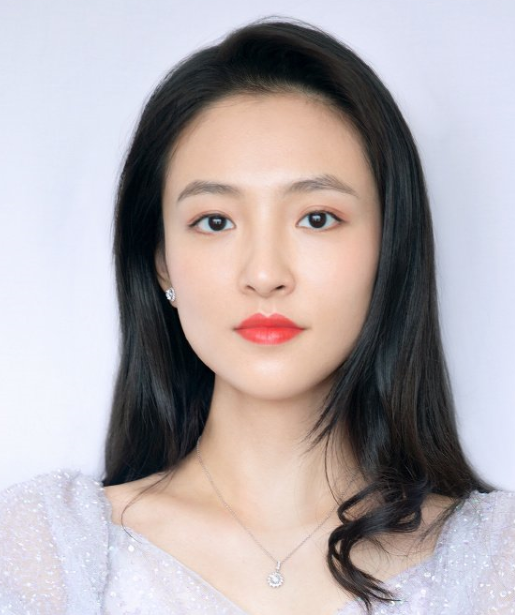 吴倩身姿纤细美若天仙,气质坚定自若又不失优雅