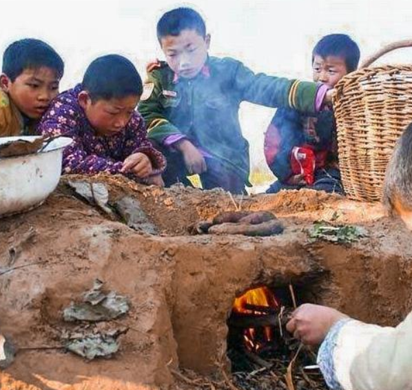 在三十年前,农村的小孩还吃不饱,穿不暖,那个时候只要有能吃的东西