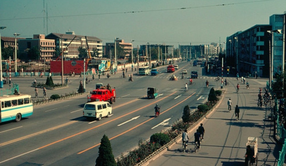 80年代的北京,车少路况好,自行车倒是挺拥挤