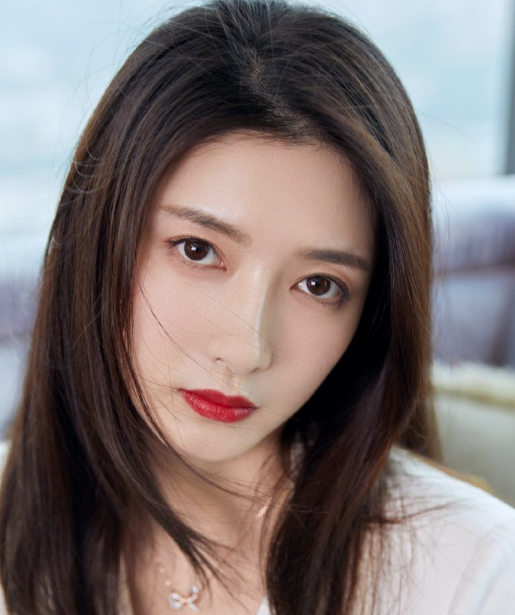 江疏影清新质感写真照片,美感十足,清新随性散发青春气息
