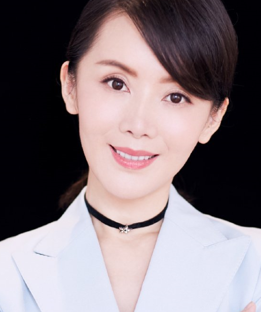 车永莉写真照:白色西装干练大方,端庄典雅,优雅气质十足