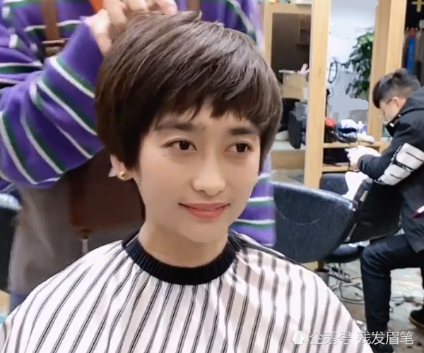 长发女孩剪完超短发后,居然变得像小鲜肉一样清爽帅气