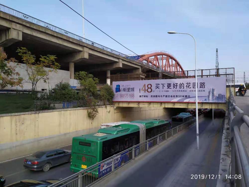 郑州北环彩虹桥钢架网支柱已部分拆除