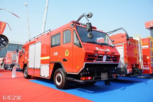 联合卡车和川消联合打造的双头消防车