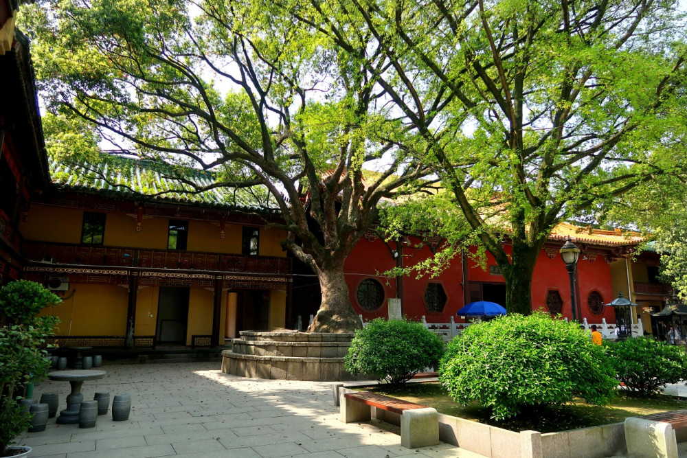 戒律严格的寺庙,提供免费香不让自带,香客三步一跪上山