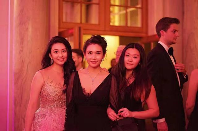 李连杰邱淑贞为女儿成人礼巴黎同场 李连杰神采奕奕邱淑贞美艳