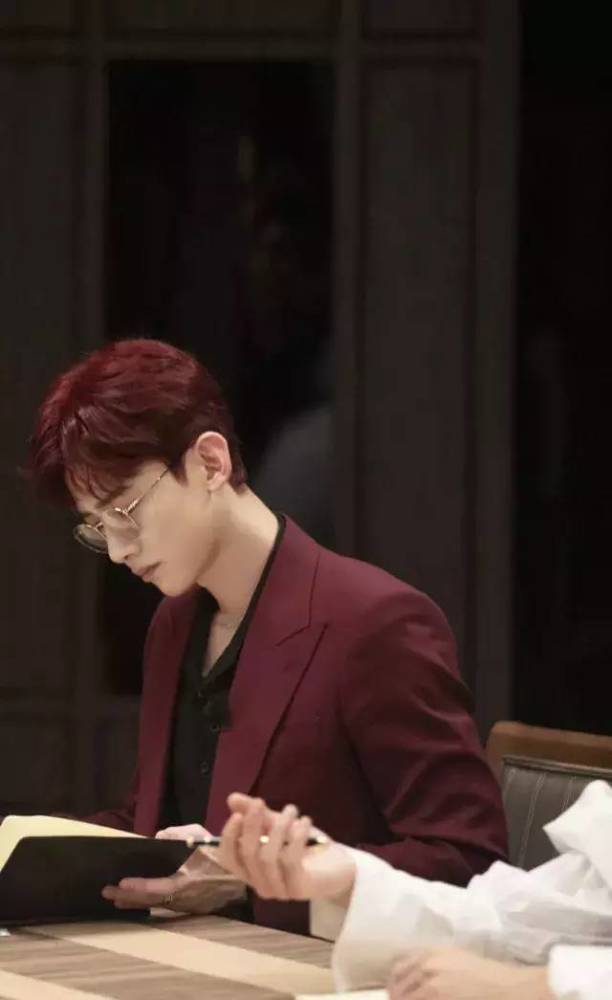 金丝眼镜上演贵气雅痞杀,众明星为你演绎"斯文败类"