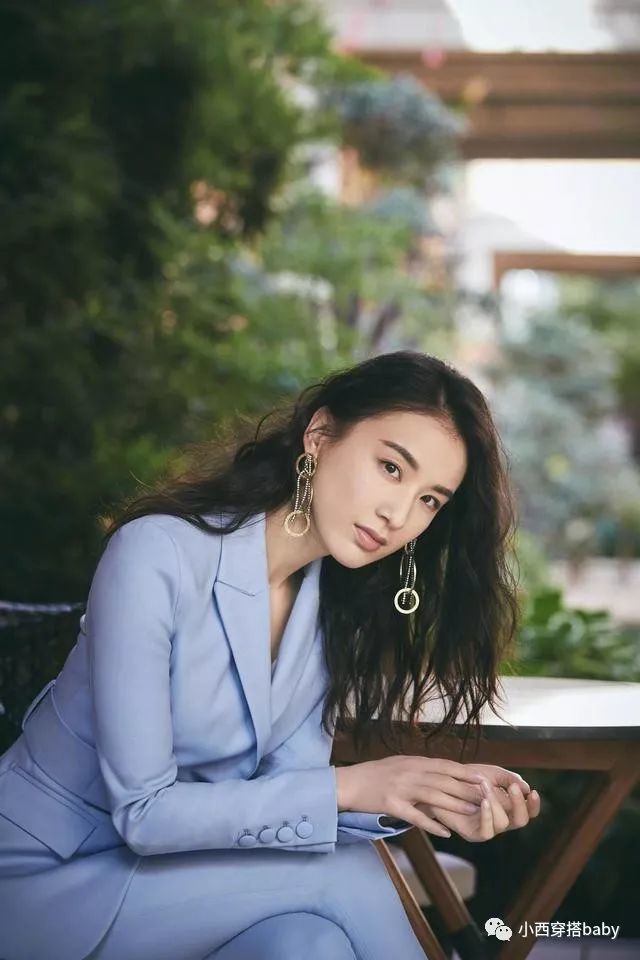 黄圣依气质真是绝了,穿蓝色西装套装配白色大衣亮相,知性又洋气
