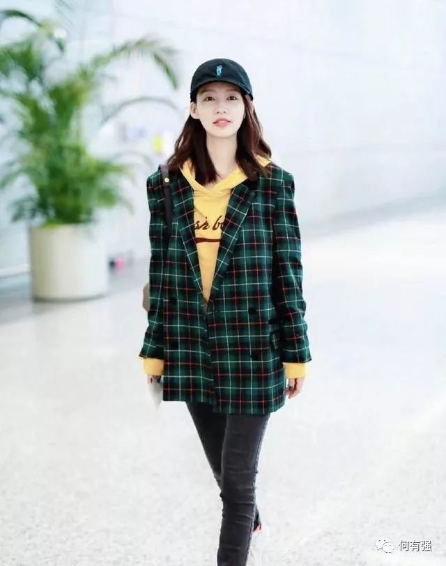 李沁真有"女神"范,格子西服搭黄色卫衣走机场,显高显瘦又时髦