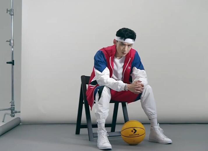 白敬亭加入"匡威家族",成为新代言人,网友:你不要aj了