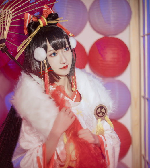 《阴阳师》游戏雪女cosplay,女孩长相清纯美丽,笑容甜美可爱