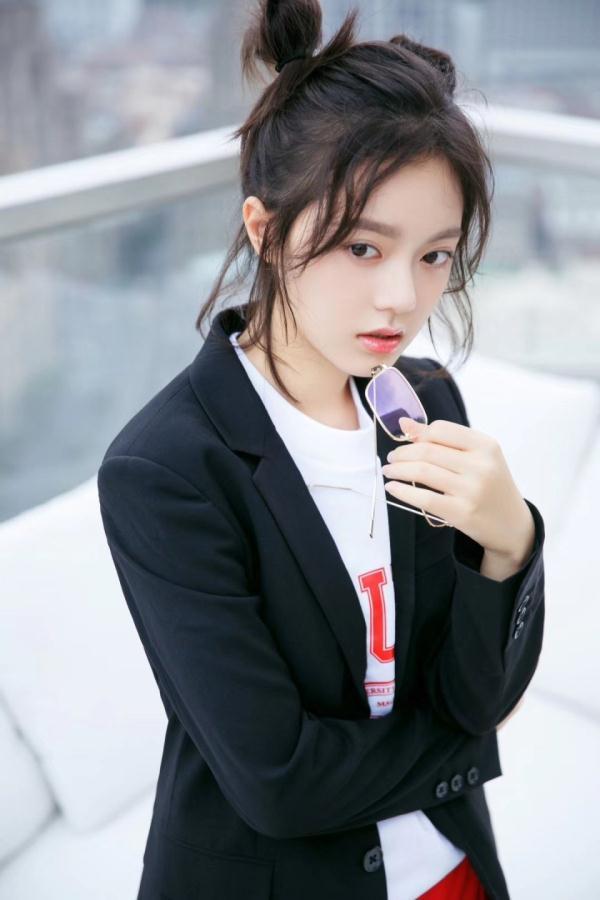 个性十足,提起00后女明星的穿搭,必须安利一波年轻貌美的赵今麦