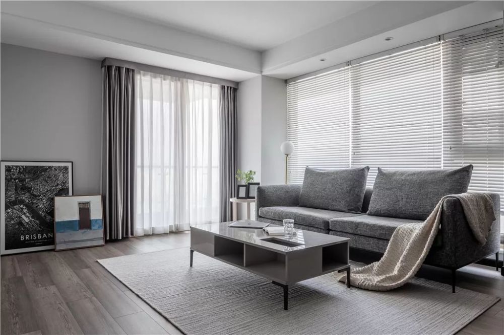 沙发墙挨着窗户白色,百叶帘的窗户,光影斑驳的光线与视觉效果,让空间
