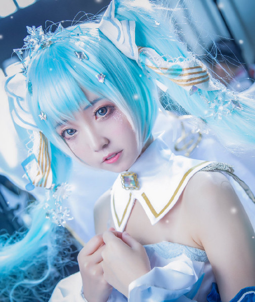 给人一种冬天的感觉,因此也有"冬初音"的称呼.