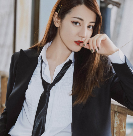 迪丽热巴精美写真图片,黑色西装穿搭,酷帅有型