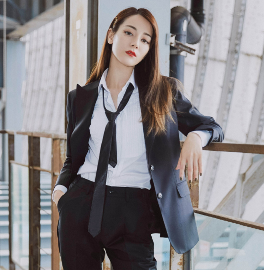 迪丽热巴精美写真图片,黑色西装穿搭,酷帅有型