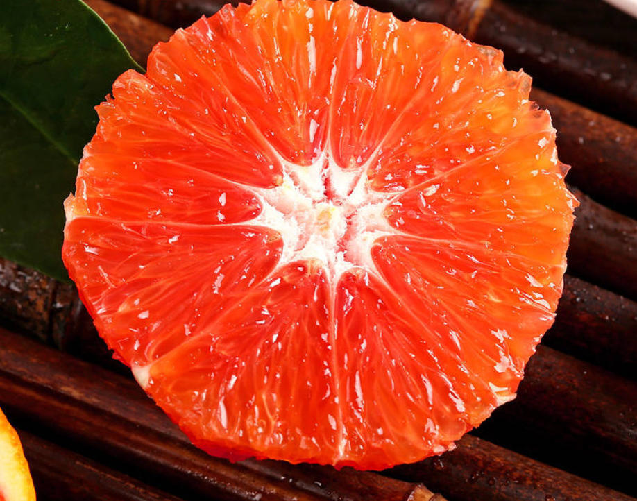 血橙是橙子中的贵族,内含的独特茄红素和维c对身体益处非常大哦