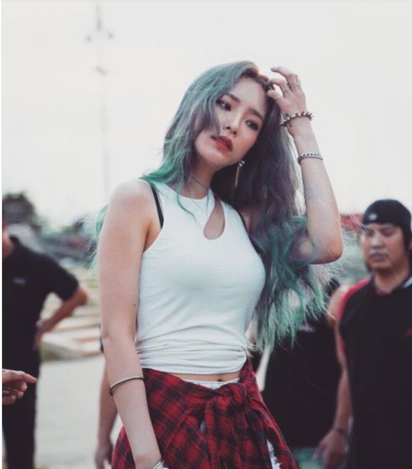 南韩热门女rapper,不仅情歌唱哭人,还有着自己的时尚"