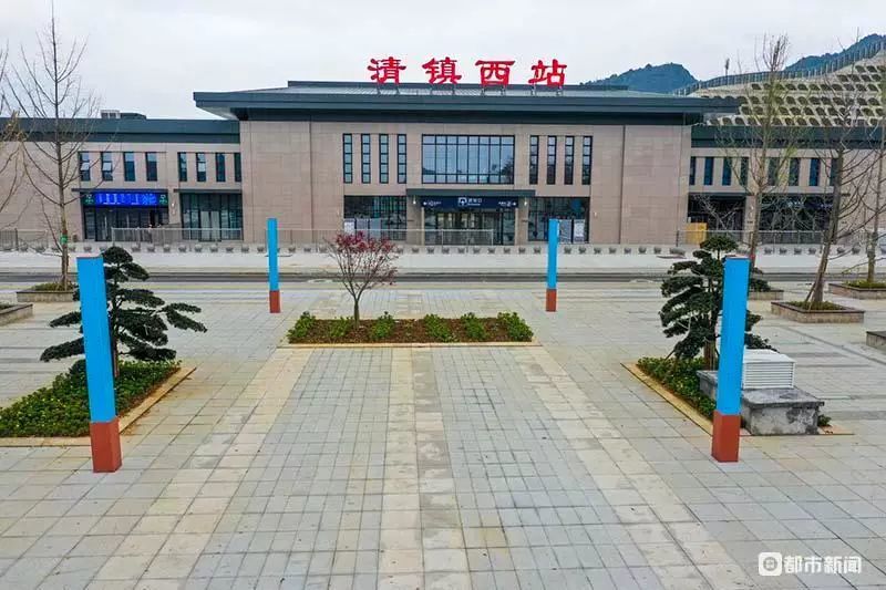 2019年12月2日,一列动车从成都方向驶来进入贵阳第一个站清镇西站