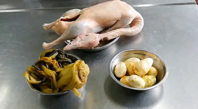 准备材料: 老鹅1只,毛芋头500克,泰州本地水咸菜100克,青大蒜1棵,蒜子