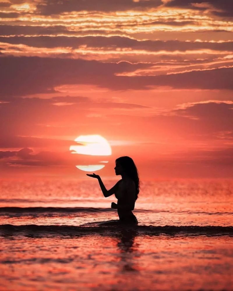 纱窗日落渐黄昏,最美夕阳入画面