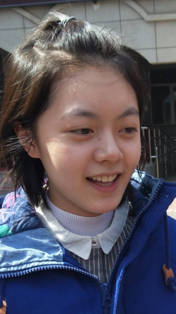 赵今麦初中成"公认校花",每回放学都有小粉丝合影,这素颜谁敢挑战?
