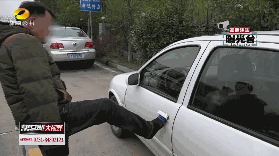 无臂男子非法驾驶上路:左脚方向盘,右脚刹车和油门