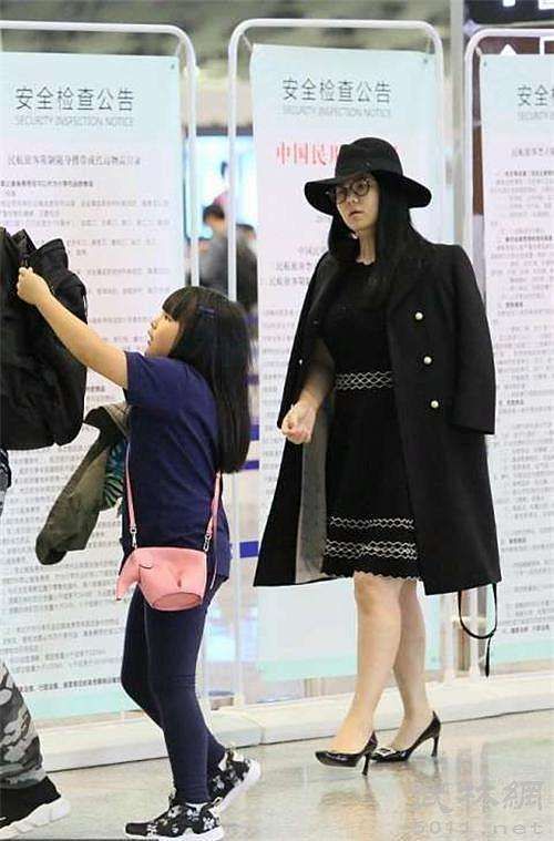 李湘穿红皮草陪女儿拍广告,一家三口都很胖,大佬坐姿超霸气!
