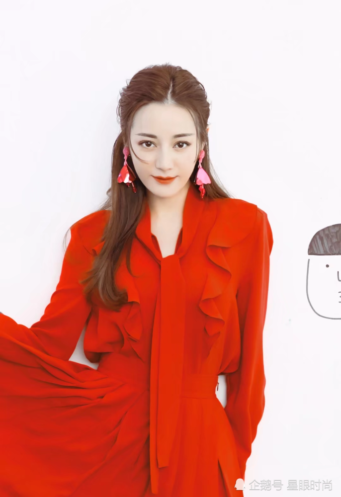迪丽热巴的红衣造型,靓丽美艳又耀眼,尽显女性优雅魅力