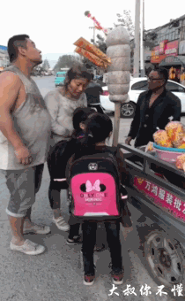 搞笑gif趣图小姐姐这是生了谁的气来这里发泄