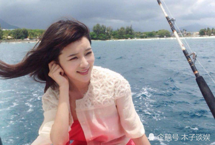 央视女主持李梓萌和李文静,摘下戴了十几年的假发,原来这么美!