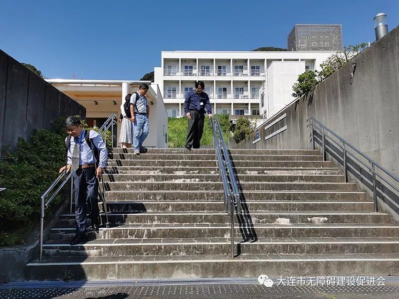 图4. 筑波大学的台阶和扶手