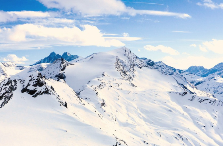 高清风景桌面壁纸,连绵起伏的雪山场景