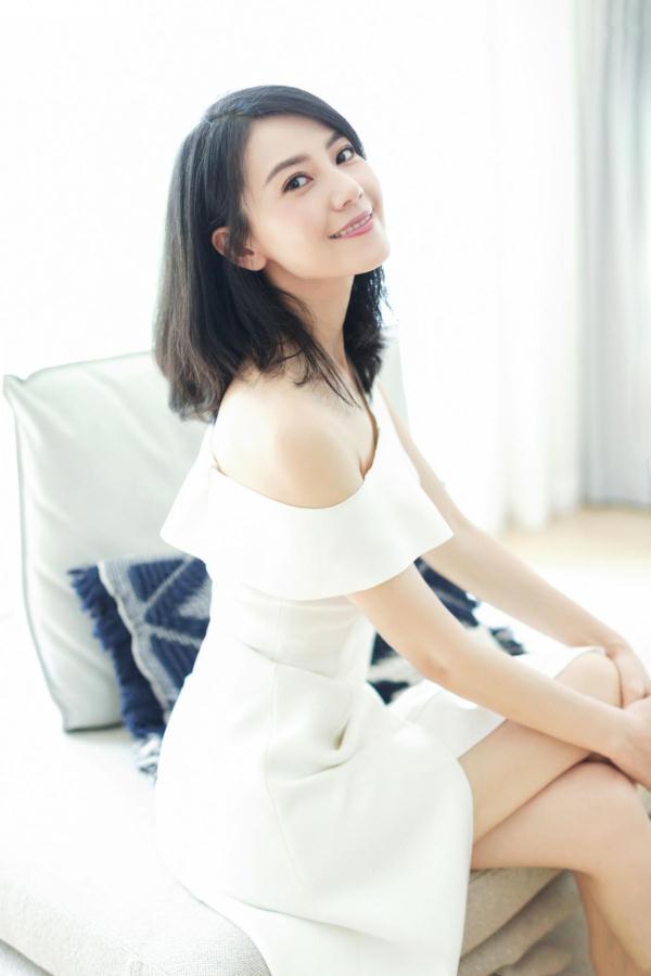 国民女神高圆圆真美,一袭白色斜肩连衣裙,配中长直发清新脱俗!
