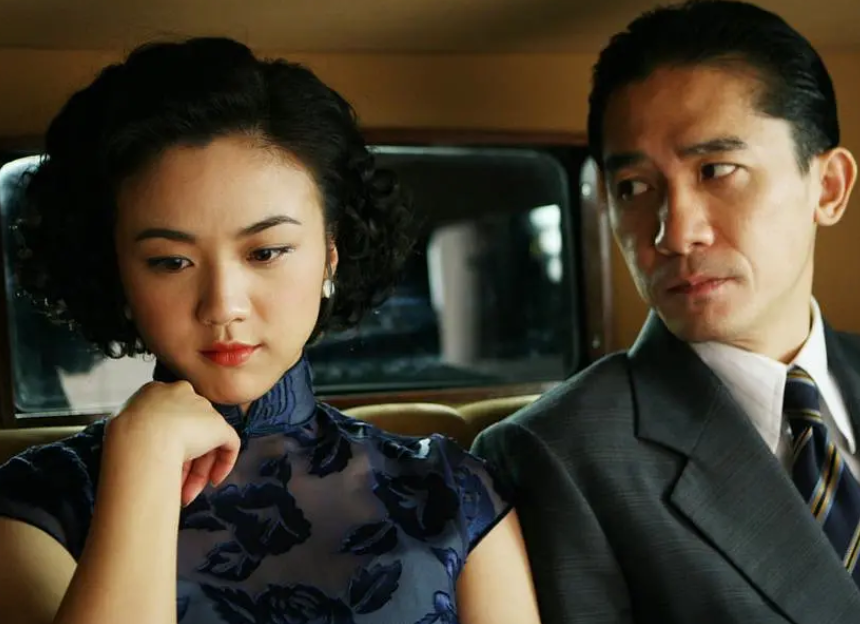 汤唯的经典影片,和梁朝伟在车里的这一段,网友:眼神都