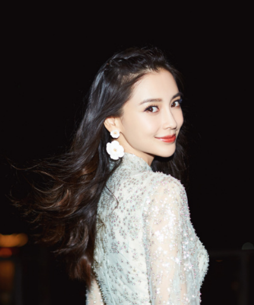 气质美女杨颖写真,穿一身优雅长裙尽显时尚魅力