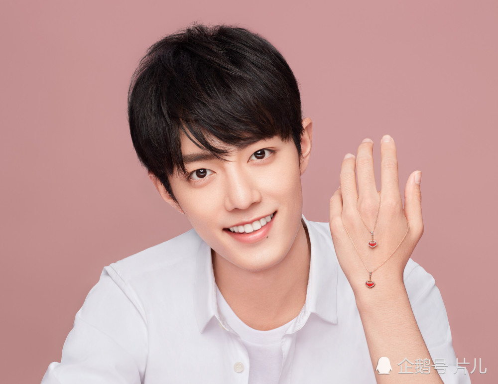 肖战多次被质疑整容后,旧照被曝光,网友:旁边的是前女友吗?