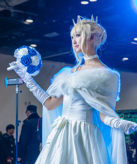 saber婚纱cosplay,小姐姐非常清纯靓丽