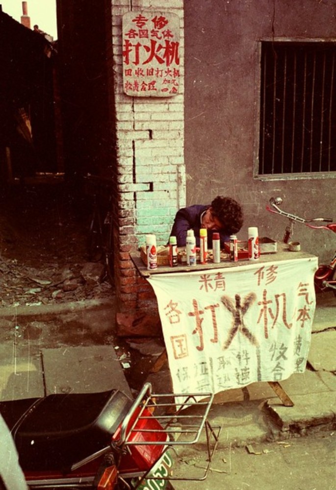 80年代怀旧画面:打火机有人修,卖猪肉场面豪放