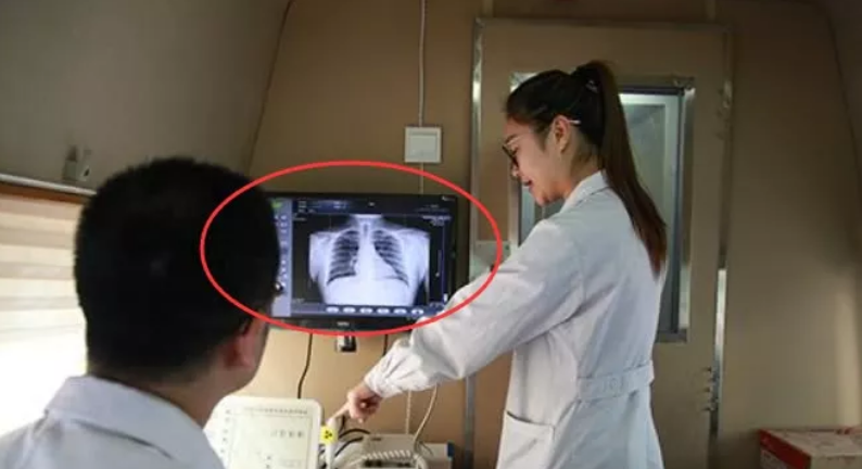 为何女孩都害怕做"胸透"呢?医生都能看到什么?不妨了解一下