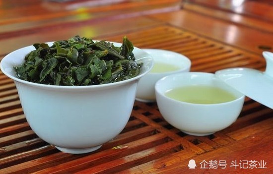 杀青是为了终止乌龙茶的发酵,杀青时利用高温使叶温