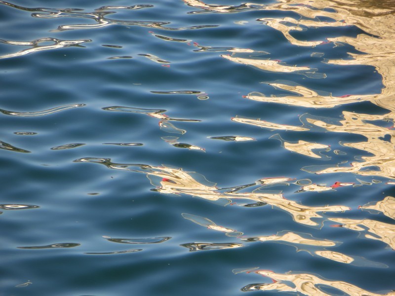 波澜不惊的水面高清壁纸,平静的湖面,犹如一面硕大的银镜