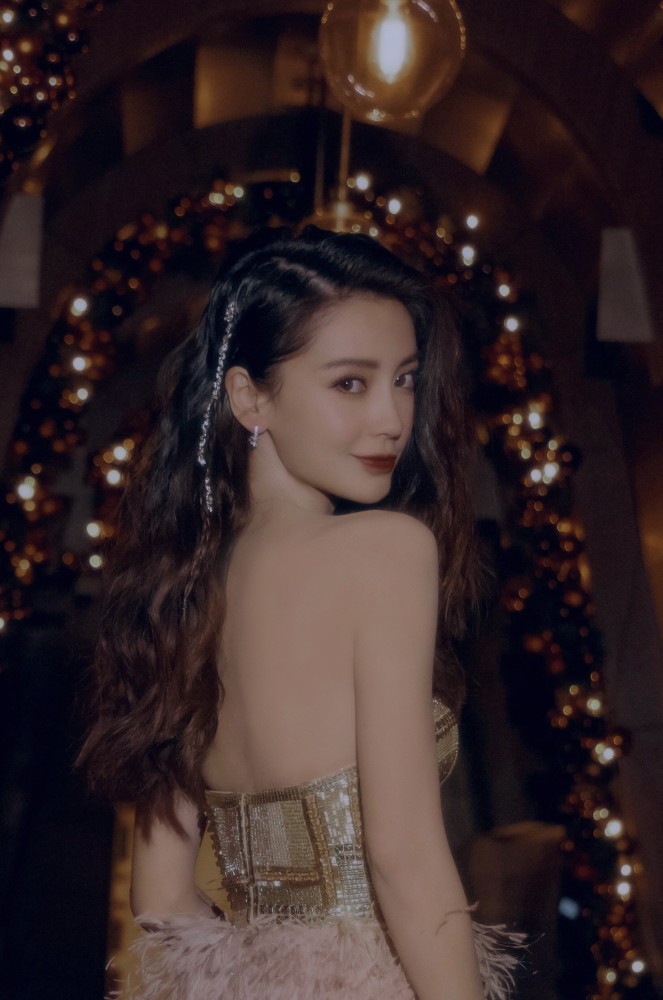 杨颖美的太高调,穿金属感流苏裙优雅梦幻,回眸电眼一笑百媚生