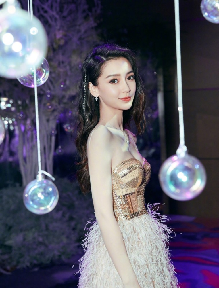 杨颖美的太高调,穿金属感流苏裙优雅梦幻,回眸电眼一笑百媚生