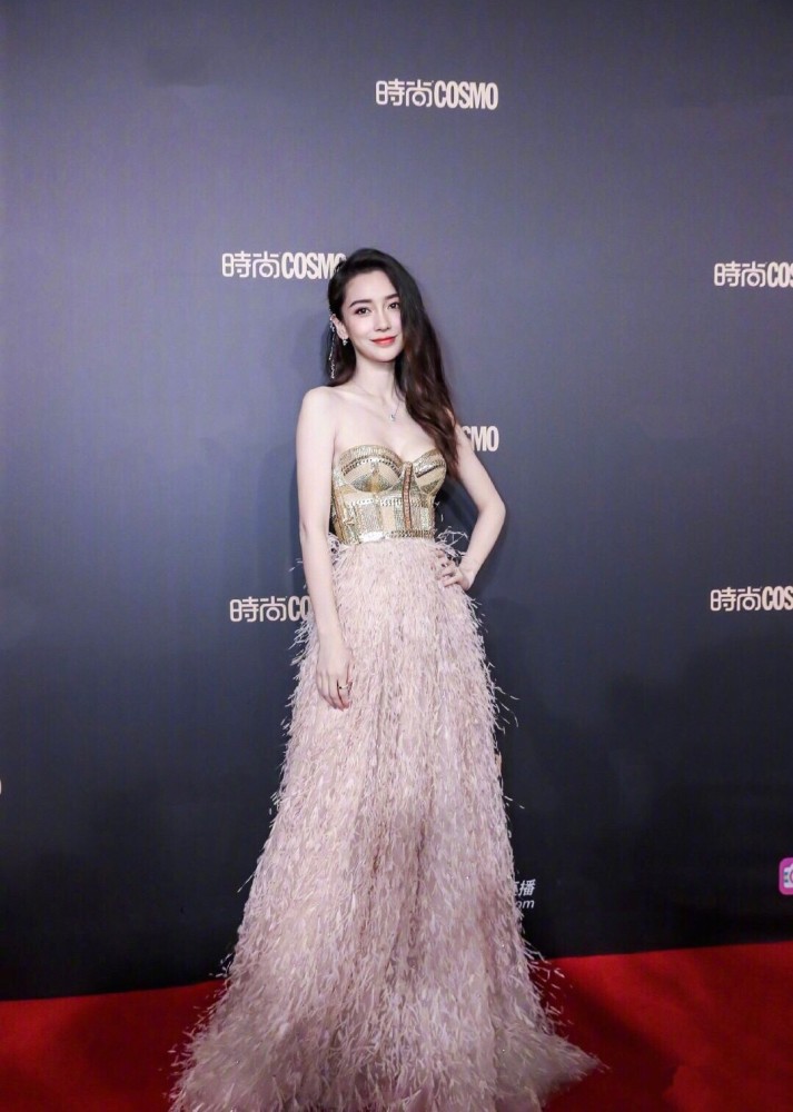 杨颖美的太高调,穿金属感流苏裙优雅梦幻,回眸电眼一笑百媚生