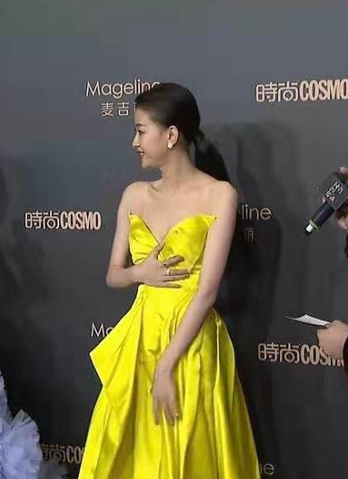 孙怡瘦得不像话!礼服都挂不住,这身材真是皮包骨,网友