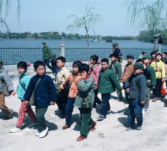 图为1978年北京,学校组织小学生到北海公园春游.