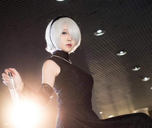 尼尔机械纪元cosplay2b,穿着礼服出场的小姐姐