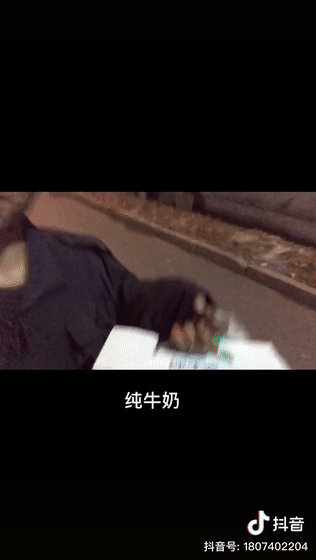 不知自己的儿子已经去世九年 一位警察不忍心告诉老人真相 冒充她的